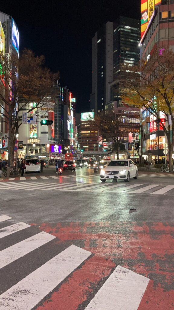 夜の渋谷の道路